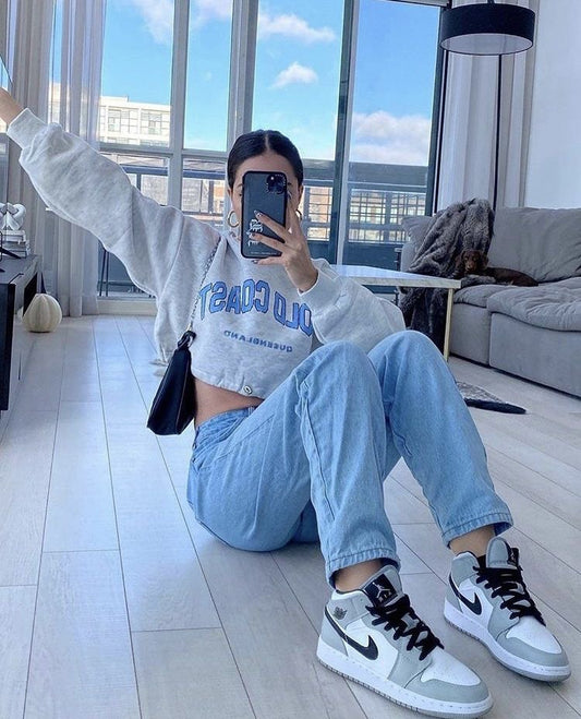 Top 5 idei de ținute feminine cu sneakers