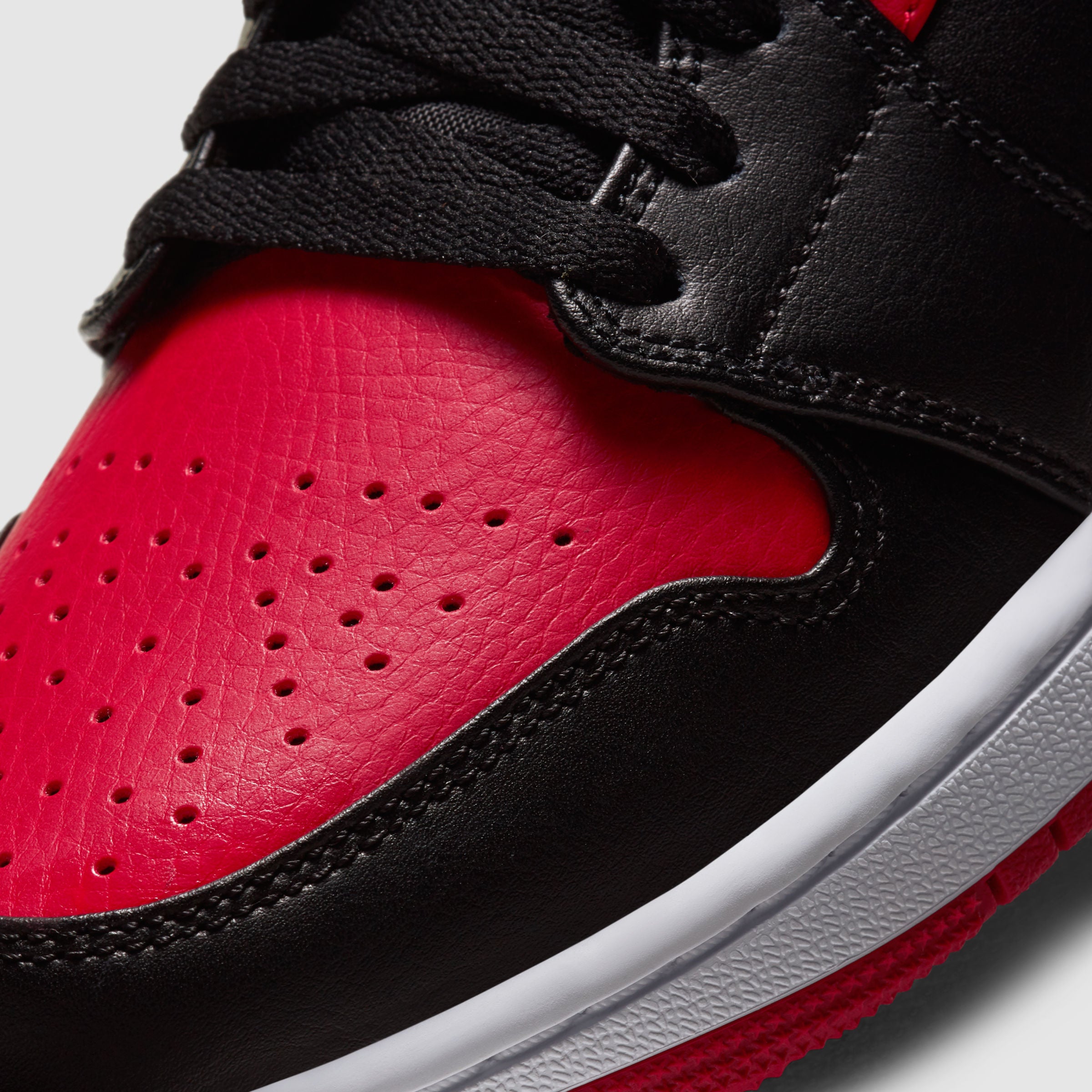 Jordan retailer 1 mid “Banned”