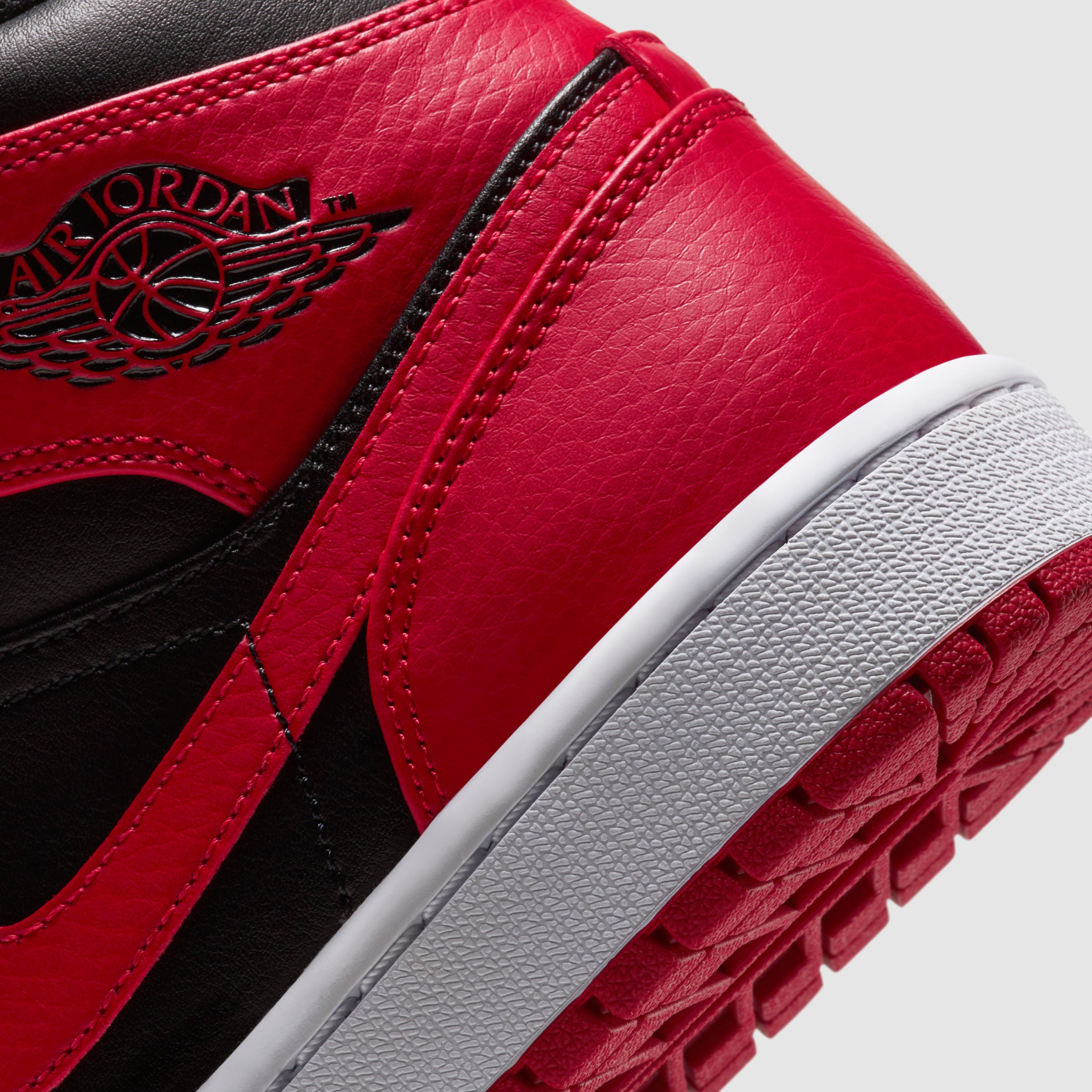 Jordan retailer 1 mid “Banned”